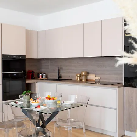 L52 2bdr Massena Central, 2 Min From The Ac Apartment